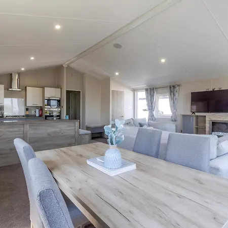 Stunning 6 Berth Lodge With Full Sea Views In Suffolk Ref 68007Cr Lowestoft Exterior photo