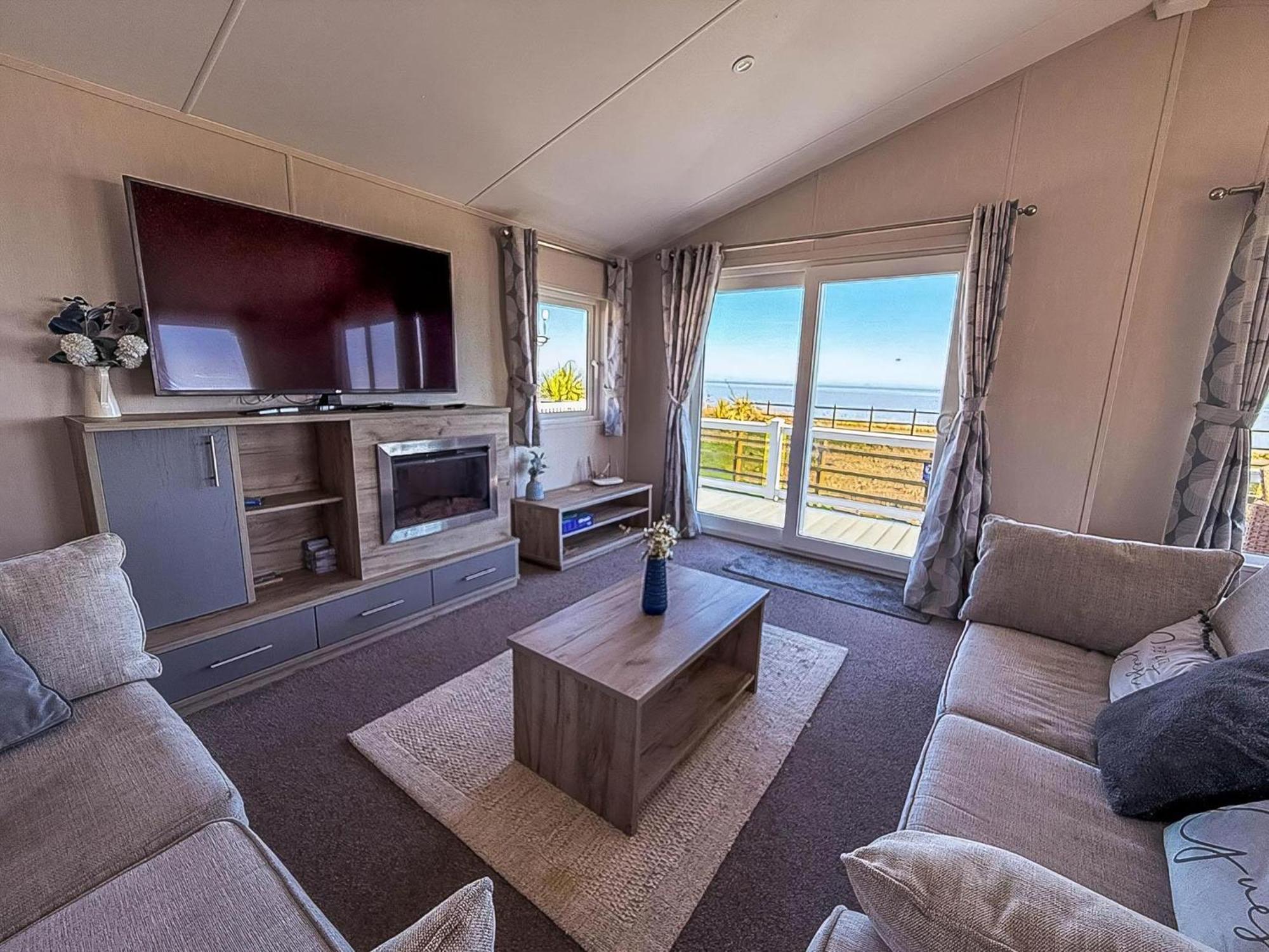 Lodge Stunning 6 Berth With Full Sea Views In Suffolk Ref 68007cr