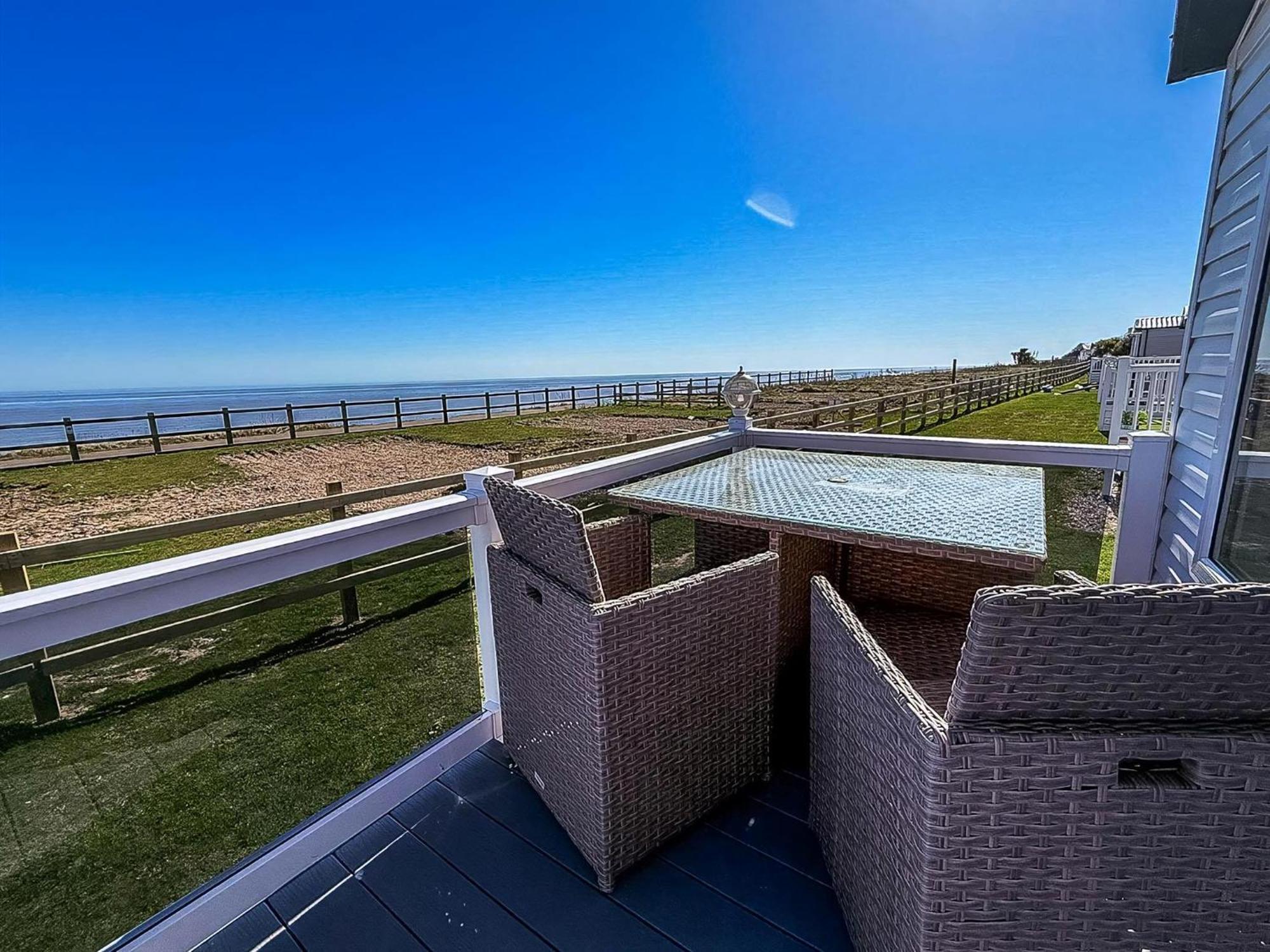 Stunning 6 Berth With Full Sea Views In Suffolk Ref 68007cr *