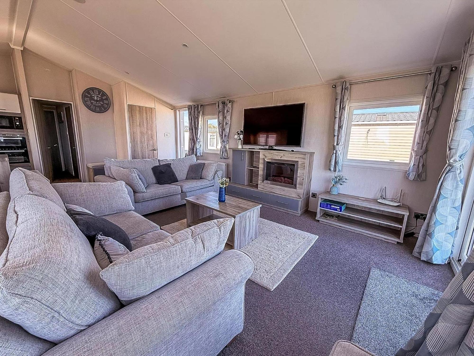 Stunning 6 Berth With Full Sea Views In Suffolk Ref 68007cr * Lowestoft